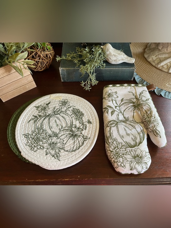 Holly Williams Other - Holly Williams New Fall Oven Mitt and Trivet Set